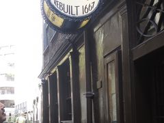 14:30～
ロンドンでも指折りの有名パブ。
「Ye Olde Cheshire Cheese」

ディケンズ、コナンドイル、マークトウェインなどの文豪達も通っていたという老舗中の老舗。


なんと創業は1538 年！
室町時代から続いているなんて驚きです。
今で何代目？


1666年のロンドン大火災で焼けてしまい、その直後に再建されました。

