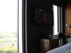 ホテルはドックランズにあるアロフトエクセルホテル。


フロントスタッフのフレンドリーかつスマートな対応が気持ち良い。

会員なので￥2000の飲食券を頂きました。
