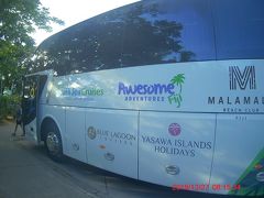 今日(12/28)はヤサワフライヤー(Yasawa Flyer)に乗って、宿泊するヤサワ諸島のナキュラ島(Nacula Island)にあるブルー ラグーン ビーチゾ－ト(Blue Lagoon Beach Resort)に向かいます。
ヤサワフライヤーとホテルは個人手配しました。
https://www.awesomefiji.com/
ヤサワフライヤーは公式サイトでチケットを購入する時、無料で送迎して欲しいホテルを指定できます。
お迎えのバスがホテルに来ました。
