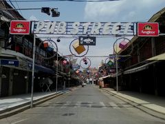 昼間のパブストリート。
2～3店は営業してましたが客はほぼおらず…。
