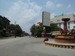 オールドマーケット近くのナーガ像からシヴァタ通りを望む。