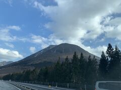午前中の用事を済ませて、福岡でランチを済ませて、お昼から別府まで爆走☆
由布岳が見えてきた！！これから合流する友人たちは、今日はこの由布岳に登ってるらしい。雪降ってるやん！！
山頂はアイゼン使用したとか（爆）。