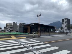 １０時にチェックアウトして、梅の花が名所の別府公園に来ました。
向かいに新しいスターバックスと、最新型の駐車場が出来ていた！