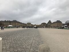 ベルサイユ宮殿
入り口まで遠かったです。笑