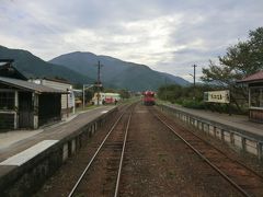 14:09
芦ノ牧温泉に到着。
この駅は、国鉄会津線時代'上三寄'と言う駅でした。
今は、ねこ駅長のいる駅として有名なんです。

↓芦ノ牧温泉駅を守る会。
http://www.ashinomakionseneki.com/index.html

ここで、列車交換です。
あっ、来ましたね。