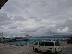竹富港に戻ってきました。既にフェリー乗場で並んでいる人の列ができ始めていますね。