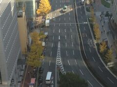 梅田阪急ビル15階のスカイロビーから御堂筋を臨む