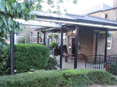 ロンドン中心のホテルは高いので、ちょっと外れのこのホテルで2泊してから、イギリスの世界遺産4カ所を巡る4泊のプチトリップへ出かけます。
最後にまたロンドンに戻り、このホテルでもう1泊。

部屋は休館で、暗くてジメジメした感じ…
バルカン半島に出発前のドッグランズにあるアロフトエクセルホテルが良かっただけにロンドン締めくくりにこのホテルはとても残念(;o;)

今回の旅行でトータル14件のホテルに泊まりましたが、コスパを考慮しても1番ガッカリホテルになりました。
因みにワースト2はモンテネグロのウルツィニのホテル。それ以外は殆どが大満足です。



ホテルに荷物を置いてから、ハンガーレーン駅からCentral線でウェストアクトン駅へ…
緑豊かな閑静な住宅街にある知人宅へお邪魔します。

ディナーは知人が予約してくれたイーリングにあるSanta Mariaというピザ屋さんへ知人ファミリーと一緒に…
本場ナポリのピザが美味しい人気店で、予約無しでは混んでて中々入れないお店。


食後は知人の車でハンガーレーンのホテルまで送っていただきました。
バルカン半島周遊で邪魔になる大きなスーツケースをお宅に預かっていただき、しかも車でホテルまで運んでいただき大助かり。
m(_ _)m