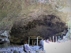 弟スサノヲのひどすぎる悪ふざけに腹を立てたアマテラスは、天岩戸と呼ばれる山の中の洞窟に身を隠してスサノヲに対する抗議の姿勢を表した。

確かに侍女をそんなひどい殺され方をしてしまったアマテラスが弟に対して怒るのも当然であり、ここはアマテラスの怒りに一票を入れたいところだが、アマテラスのこの選択は世界中に大変な混乱を引き起こした。

太陽神であるアマテラスが岩の洞穴に閉じこもってしまったので、天界の高天原にも地上界も闇に閉ざされてしまい、朝が来ない世界となってしまったのだ。

（写真：八百万の神が頭を付き合わせてアマテラス奪還作戦を練った天安河原）
