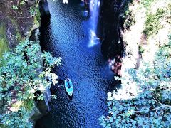 アマテラスの天岩戸伝説は天岩戸神社に伝わる神話だが、アマテラスに関する神話は1つではなく、高千穂にはまだまだアマテラス縁の地が多くあり、高千穂峡にもアマテラス伝説が残されている。

（写真：高千穂峡）

