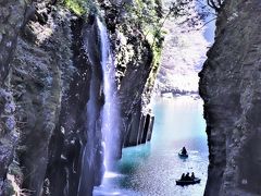 そして、高千穂峡を訪れるならばその時間帯は朝・昼・晩のいつでも良いというわけではなく、お勧めの時間帯がある。

峡谷という地形を考慮すれば当然のことなのだが、真名井の滝のある川面に太陽光が射込むのは太陽の南中時間帯のほんの2時間程度。
特に冬場は南中高度も低く午後2時を過ぎるとお日様は山陰に入り、峡谷内には光がなくなってしまうので、どの時間帯に訪れるかはプランニングの中でも重要な項目となる。
