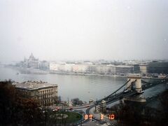 今だったらまずは駅のロッカーに荷物を預けて動き出すところ。そういう発想がなかったのでホットドッグとコーラで朝食を済ませたら、重い荷物を持ちながら街歩きに繰り出します。若かった。何はともあれ、ゲレルトの丘に登ってドナウ川を眺めます。曇りなので「美しく青きドナウ」ではありませんが、感慨ひとしおでした