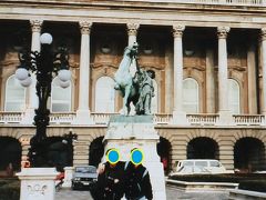 13世紀に建てられたブダの王宮。この頃は国際学生証で入場料は無料だったはず。ここでは地元の小学生が日本の旅行者を囲んでいるところに遭遇。日本人が珍しいからか子供たちが「name？」などと話しかけ、しばし和やかな雰囲気で癒やされた。子供たちを引率していたのは23歳の若い女の先生でとても美しかったなあ