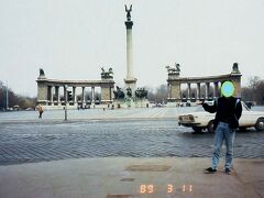 翌11日、初の海外で前夜は夜行列車で移動したこともあってか、朝はゆっくりと8時に起床。ガツガツ観光ということもなく、ゆっくり近くの喫茶店で朝食を摂ってからメトロで英雄広場まで移動。このメトロ、英国・ロンドンの地下鉄に次いで世界で2番目に古いそうで、びっくりするほど浅いところを走っている。走っているのもレトロ感満載のかわいらしい列車だった