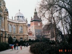 英雄広場から隣接する市民公園へ。ここにはハンガリー建国1000年を期して建てられたヴァイダフニャド城（一部は農業博物館）もあるのだけれど