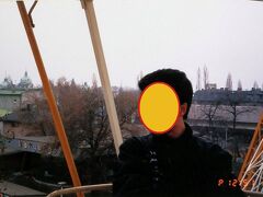 で、どこに行きたかったのかというと遊園地。というのも、歩き方の番外編？の口コミにレトロなジェットコースターがあって、スリリングというようなことが書いてあったから。ところが、この日は肝心のジェットコースターが点検か何かで動いていない。せっかくここまで来て何もしないのも勿体ない。というわけで、まさかの男2人での観覧車。何やってんだかという感じですが、ついでに隣接の動物園にも寄ってみました。そうそう、ここでも子供たちの集団につかまり、人気者？に