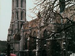 一通り市民公園周辺を散策したら、もう一度ブダ地区へ足を伸ばします。観光客が集まるこの一角。マーチャーシュ教会の前では、主におばちゃんたちが、きれいな刺繍をお土産として売っていた。ちょっとした小物だし、お土産としては手頃。相場は今ひとつ分からないけど、そこは直感力？を頼りにして。4枚で20ﾄﾞﾙは安かったのか、高かったのか