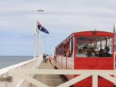 有名な映画のシーンでモデルになった場所とも言われているバッセルトン桟橋。
赤い電車が印象的。