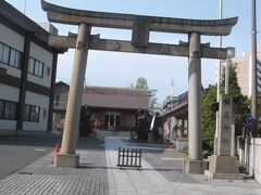 鶴見神社鳥居．　
鶴見神社は横浜で最古の神社で，創建は推古天皇の時代（従って聖徳太子の時代）です．杉山神社と云われていたが，大正9年に鶴見神社と改称されてます．多数の境内末社がある．また境内からは古墳時代の貝塚も発掘されているとのこと．
