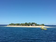 最初にママズサ諸島のサウス シー アイランド(South Sea Island)に寄ります。デナラウ港から30分で来れるので日帰りツアーでシュノーケルやサブマリンを楽しむ人が多いです。