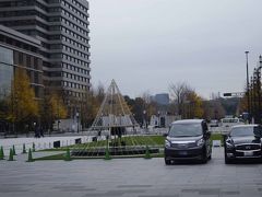 皇居前広場へ続く
行幸通り
は、交通規制が敷かれています。

大使館ナンバー車と警護用覆面パトカーが(笑)