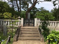もう一つ豪徳寺を見て行こうと少し歩きだしたら、こちらがありました。
首相でもあり陸軍大将でもあった桂太郎の墓。