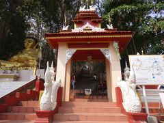 この長い階段を上っていくとサソリの銅像で有名なタイ最北の寺院があります。