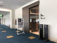 沖縄・那覇空港国内線旅客ターミナル2F（出発口C横）
『ANA SUITE LOUNGE』＆『ANA LOUNGE』

2019年9月3日にリニューアルオープンしたばかりの『ANAラウンジ』
のエントランス（搭乗ゲート側）の写真。

『ANAラウンジ』に先立ち、2019年2月28日にリニューアルオープン
した『ANAスイートラウンジ』も同じエントランスです。

＜営業時間＞
6:05～最終便出発まで

https://www.ana.co.jp/ja/jp/serviceinfo/domestic/inflight/guide/lounge/detail/oka.html