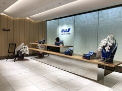 沖縄・那覇空港国内線旅客ターミナル2F（出発口C横）
『ANA SUITE LOUNGE』＆『ANA LOUNGE』

『ANAスイートラウンジ』＆『ANAラウンジ』のレセプションの写真。

レセプションの後方には、雲海をイメージした越前手すき和紙の
「光壁」が配されています。

また、ラウンジ内はANAオリジナルアロマのよい香りがします。
ANAオリジナルアロマは、ANAのブランドコンセプトである
”Inspiration of JAPAN”を香りで表現したもので、日本古来の高野槙や
吉野檜、また、ミントやローズマリーなど12種類の100％天然アロマで
構成されています。

『ANAラウンジ』は2019年9月3日にリニューアルオープンした
ばかりなので、レセプションを含むエントランスエリア内には沢山の
胡蝶蘭が飾られています。

多目的トイレ、授乳室、おむつ交換台はレセプションの左側及び
裏側に位置する場所に設けられています。