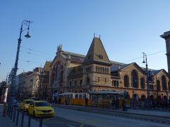 ブダペスト最大の市場・中央市場へやって来ました。

立地がいいこともあり今や観光客でいっぱいですが、地元の方々も食材を買いに来ています。

「築地」に似てますよね～