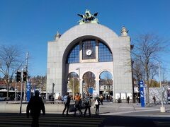 ルツェルン駅前に出ました
風は冷たいのですが、日差しは強くて暑いくらいのいい天気です