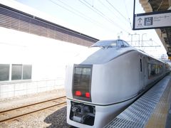 ★10：27
特急料金の都合で、SLに乗り換える1駅手前の新前橋で下車。実は特急の後を追って走る、高崎からの水上行普通列車もSLを追い越します。