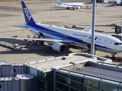 ●展望デッキから＠羽田国際空港第2ターミナル

第2ターミナルなので、全日空のターミナルになります。
767-300。
