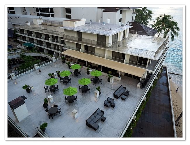 クラブラウンジのテラス席<br />雨で濡れてる<br />これは外で食べられないかな