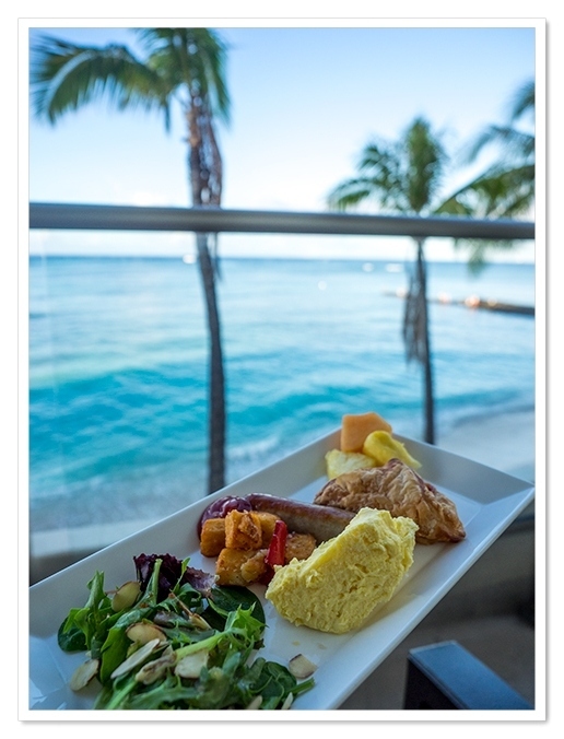 雨が降っていたので<br />庇のある外の席へ<br />でも椅子だけでテーブルがないから<br />食べにくい