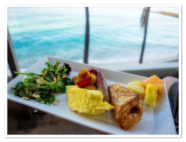 左手でお皿をささえ<br />右手でカメラを持ち撮影<br /><br />