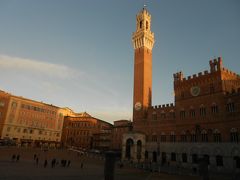 世界一美しい広場と言われるカンポ広場（Piazza del Campo）
午後４時。マンジャの塔（Torre del Mangia）に西日があたってきれい。