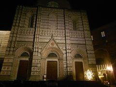 ドゥオモ後陣サン・ジョヴァンニ広場に建つ洗礼堂（Battistero di San Giovanni）。14世紀初めに造られたゴシック様式のファサード（1382年）は未完成のまま。