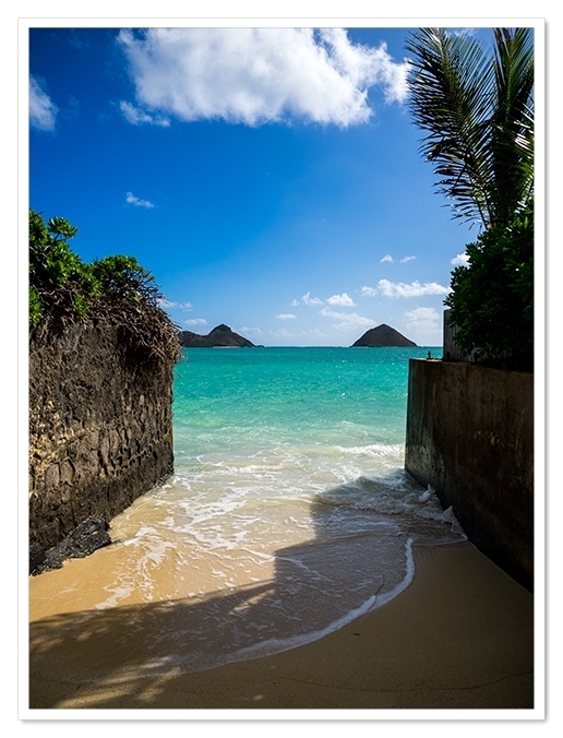 ここも11と同じでダイレクトに海だ<br /><br />ただ海が見えるだけではなく<br />海に浮かぶモクルア島が<br />良いアクセントになって<br />ラニカイビーチは格別