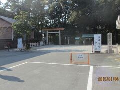 猿田彦神社。むかしここで車のお払いを受けました。
猿田彦大神は、ものごとの最初に御出現になり万事最も善い方へ“おみちび き”になる大神。