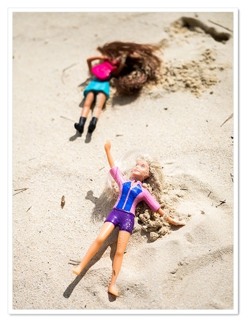 またこのポーズがシュールで<br />もの悲しさまで感じてしまうわけで<br /><br />あぁ私たちを置いて行かないで～<br />No!!!<br /><br />今頃お嬢ちゃんは<br />私のマリンちゃんとリサちゃん←勝手に命名<br />が、いな～い<br />エ～ン<br />って泣いてるかも・・・<br /><br />ところで<br />パットちゃん人形知ってる人いないかしら<br />私はリカちゃんより<br />パットちゃんが好きだった←超いらない情報<br />あのドレスがパッと開くのが好きだったのよね