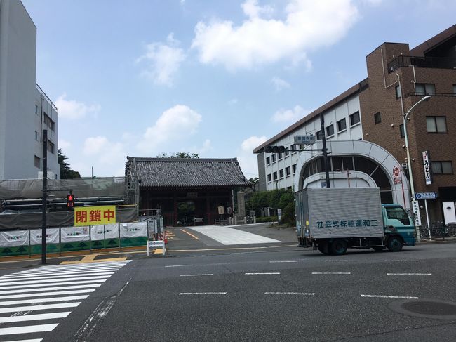 護国寺前の交差点に到着。1992年に尾崎豊の葬儀がここで行われ護国寺に興味を持った。それから来るのに27年もかかってしまいました。