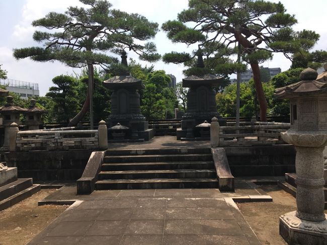 大倉喜八郎の墓<br />大成建設や大倉商事などの大倉財閥の創立者で、帝国ホテルや帝国劇場も造りました。