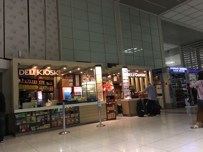 18:55　マニラ空港着。<br /><br />なんか食べてみたいけどフィリピンのお金持ってないし<br />カード使うのも怖い（びびり）ので我慢。。