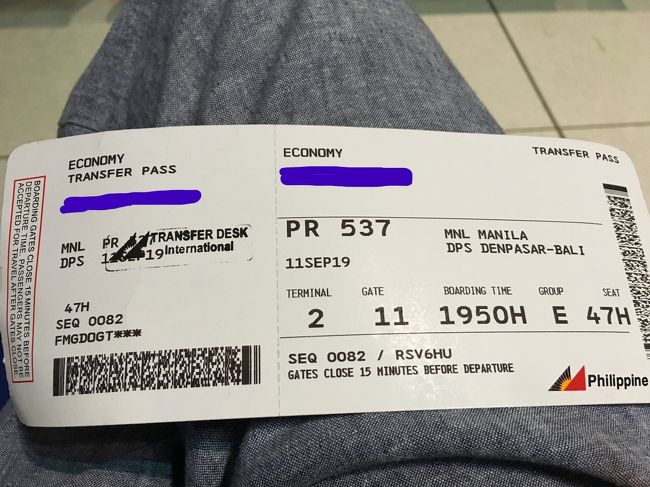 マニラは暑いかと思いきや、空港内は冷房ガンガンでブルブル。。<br />お金もないしトイレくらいしか行くところないので<br />ひたすら座って待ちます。。<br /><br />でも寒いから無駄に歩きまわってみたり<br />挙動不審