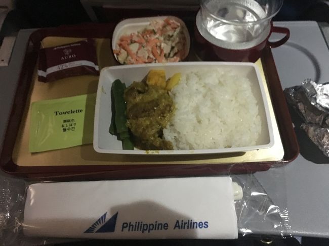 乗り継ぎ便の機内食<br />カレー<br /><br />旅行だとついつい食べ過ぎてしまいます。<br /><br />さっきお金持ってなくて良かった笑