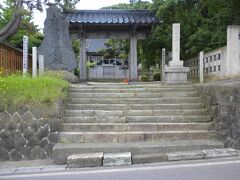 ガイドさんおすすめの「法華寺」に向かいます。
坂道をかなり上ります。
山門は300年以上前に檜山奉行所の正門として建てられ、北海道最古の建物の一つです。
入場料は300円。