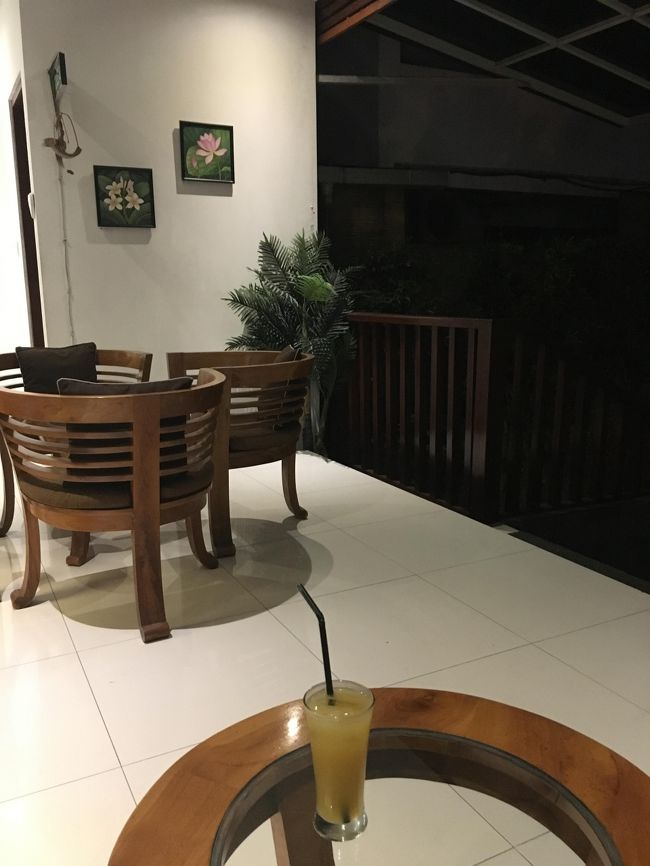 空港で、なんと前回送迎してもらったスタッフさんを見かけて人知れず大興奮！！<br />（武田鉄矢にそっくりだったのでものすごく覚えている）<br />今回は違うお客さんの名前のボードを持って、空港出口で待っていました。<br />帰りは鉄矢だといいなあなんて思いつつ（妙に安心感たがある方だったので笑）<br />今回のスタッフさんを見つけ、宿まで送ってもらいました。<br />すでに真夜中だったので送迎は本当にありがたい！！<br /><br />カキアンバンガロー泊<br />女性の一人旅に人気、とのことで決めました。<br />ウブド　ハノマン通りの南の方、モンキーフォレストの近くです。