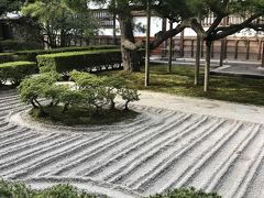 五条坂からバスに乗り銀閣寺へ向かいます。
銀閣寺の銀沙灘です。