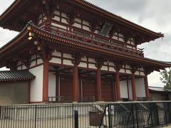 奈良駅近くで昼食をとってから、平城宮跡へ行って見ました。色々な施設を作っている最中の様で所々工事中でした。
朱雀門です。